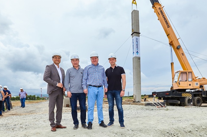 В канун 20-летнего юбилея столицы Анатолий Балушкин дал старт строительству основных мощностей завода полного цикла, установив первую колонну корпуса цеха сварки