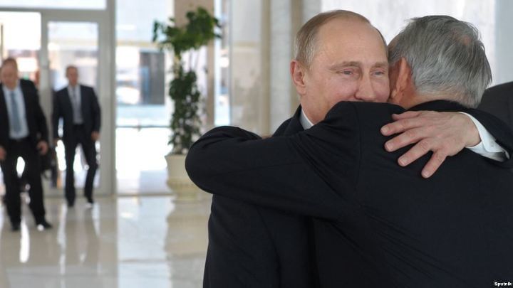 Президент России Владимир Путин приветствует президента Казахстана Нурсултана Назарбаева. Минск, 29 апреля 2014