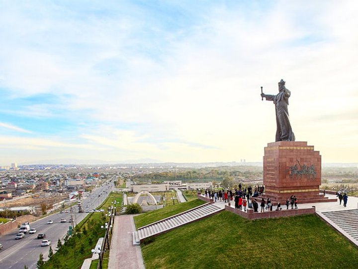 Шымкент, памятник Байдибек Карашаулы 