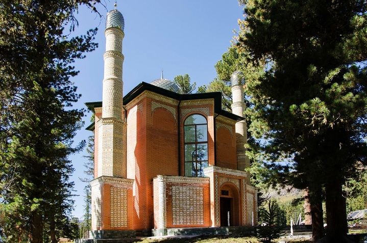 В окрестностях санатория «Рахмановские Ключи» компанией построена самая высокогорная мечеть в Казахстане — «Аль-Куддус».