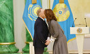 Нурсултан Назарбаев лично вручил госпремию Алие Назарбаевой