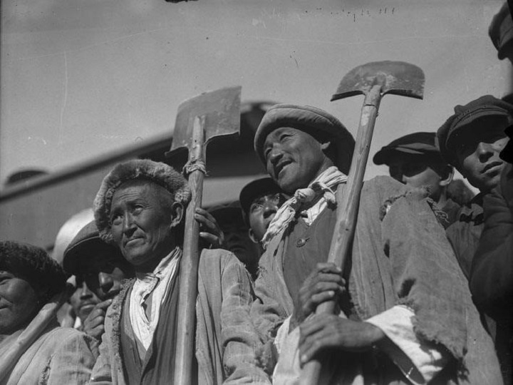 Казахские рабочие строят железную дорогу в Сибирь, 1930