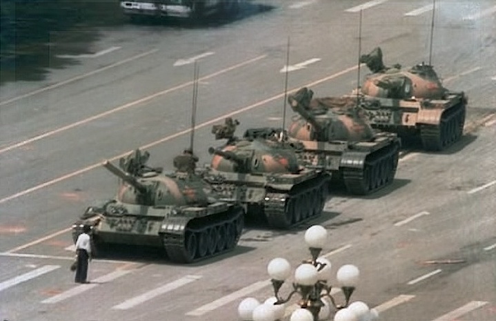 «Неизвестный бунтар». Известная фотография репортёра Ассошиэйтед Прес Джеффа Уайденерас, сделанная с шестого этажа гостиницы «Пекин» у площади Тяньаньмэнь в июне 1989