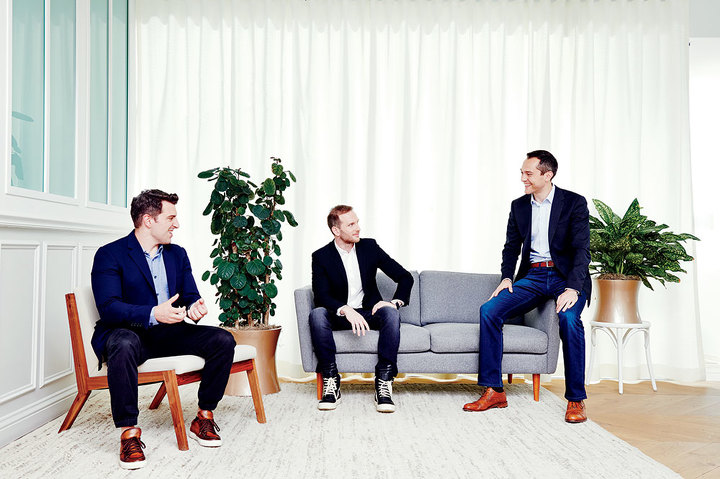 Десятизначная тройка: сооснователи Airbnb – миллиардеры Брайан Чески, Джо Геббиа и Натан Блечаржик (слева направо) в штаб-квартире в Сан-Франциско