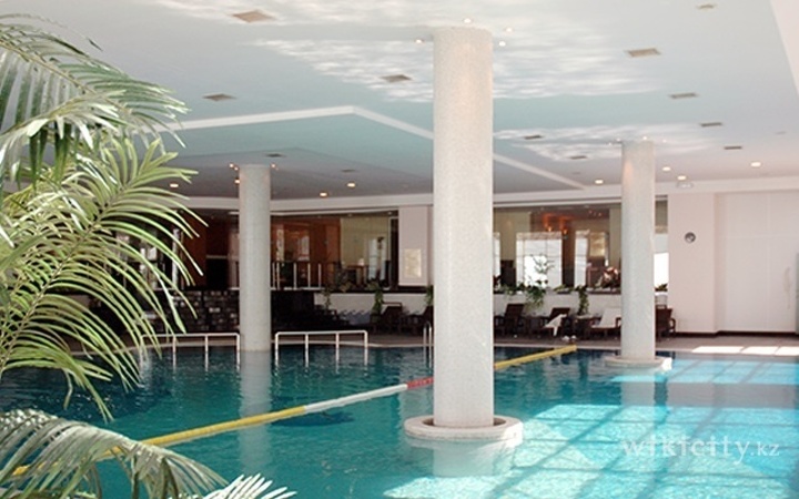 Бассейн в Ramada Plaza