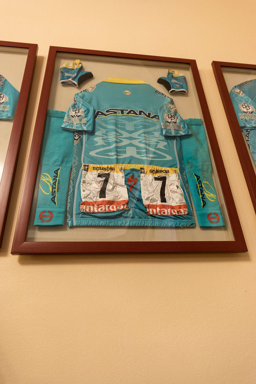 Майка велогонщика команды «Астана» Микеле Скарпони, погибшего в результате аварии. Со временем Баталов планирует передать свою коллекцию веломаек в Музей велосипедного спорта РК