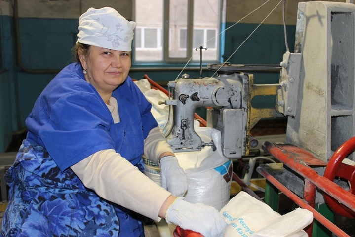 Работница Меркенского сахарного завода
