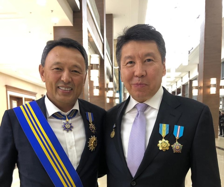 Сауат Мынбаев (слева) и Ерлан Бекхожин. Случай Сауата Мынбаева уникален – он единственный в Казахстане полный кавалер ордена «Барыс».