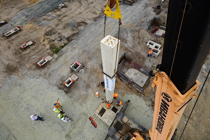 Монтаж первой колонны высотой 10 метров украсил памятный логотип 20-летия Астаны