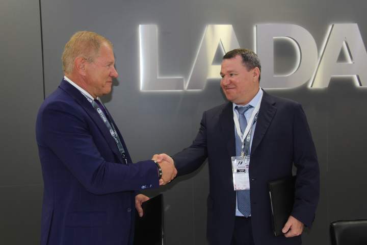 Подписание договора о финансировании ЕАБР строительства автопроизводства в Усть-Каменогорске