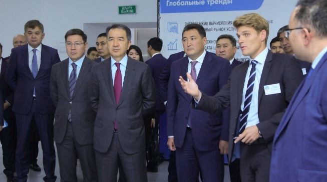 Премьер-министр Казахстана Бакытжан Сагинтаев и представитель Genesis Mining Лукас Пфайффер в Павлодарском ЦОДе