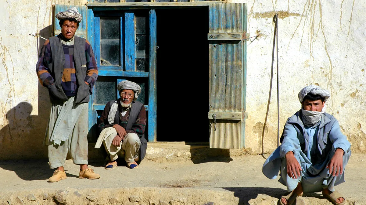 Трое афганцев с тюрбанами возле дома в городе Сядара в Центральном Афганистане. Мужчины в деревне, Афганистан