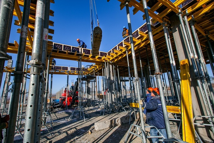 С начала строительства нового завода на площадке залито 18 тыс. кубометров бетона, в фундаменты цехов погрузили 16 тыс. свай