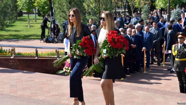 Иман Каримова (справа) со своей тетей Лолой Каримовой-Тилляевой на открытии памятника своему деду Исламу Каримову. Ташкент, 31 августа 2017 Иман Каримова (справа) со своей тетей Лолой Каримовой-Тилляевой на открытии памятника своему деду Исламу Каримову. Ташкент, 31 августа 2017