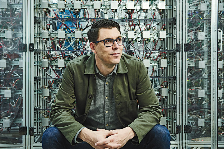 Воин бездорожья: Р. Джей Скариндж (в технологическом центре Rivian в Ирвайне, Калифорния) назвал компанию в честь реки индиан-ривер лагун, около которой вырос