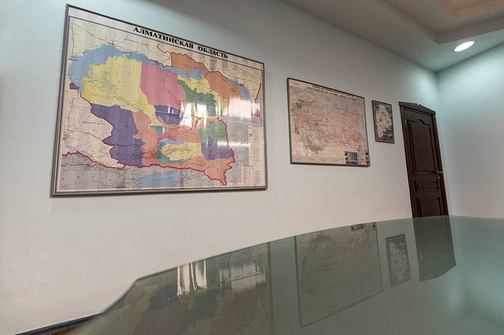 Карта Алматинской области, схема железных дорог государств – участников СНГ, Латвии, Литвы, Эстонии, проект реконструкции алматинского зоопарка, разработанный немецким архитектором Питером Разбахом