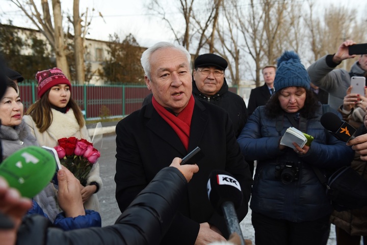 Сейтказы Матаева у ворот колонии в Заречном встречали журналисты. 4 декабря 2017