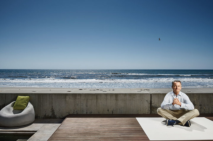 Фред Ладди в своем доме на берегу океана в Дель-Мар, Калифорния. Успех для него означает возможность проводить больше времени с десятилетним сыном и обдумывать свой следующий проект: как сделать систему здравоохранения в Америке более доступной и эффективной