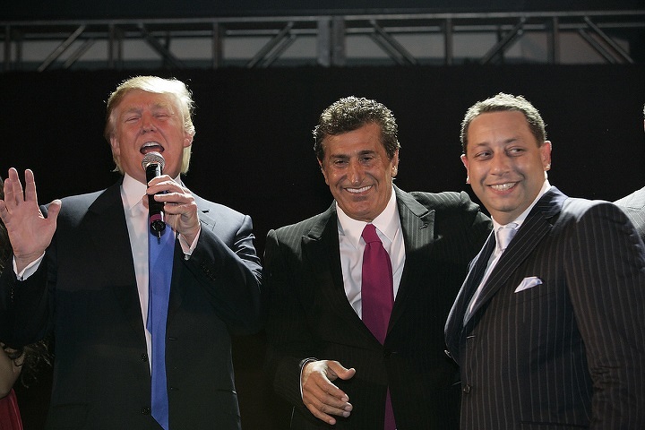 Дональд Трамп, Тевфик Ариф и Феликс Сатер присутствуют на открытии Trump SoHo в сентябре 2007 года в Нью-Йорке. 