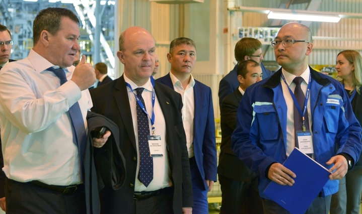 Слева направо: глава БИПЭК АВТО – АЗИЯ АВТО Анатолий Балушкин, президент АВТОВАЗа Николя Мор, президент АЗИЯ АВТО Ерик Сагымбаев