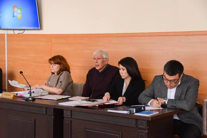 Сторона ответчиков: адвокат Лариса Достовалова, Марат Асипов, адвокат Арман Оразбаев