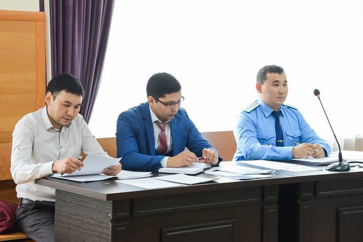 Сторона истца: глава комитета госконтроля Данияр Капезов, прокурор Алибек Айтжанов