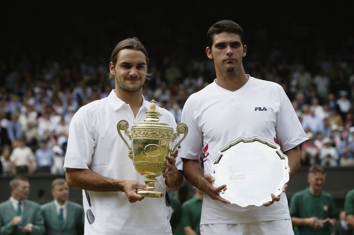 Роджер Федерер – с полуметровым кубком из позолоченного серебра, Марк Филиппуссис – с утешительным призом. 