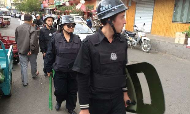 Полицейский патруль в столице СУАР Урумчи, где проживает 12 млн мусульман