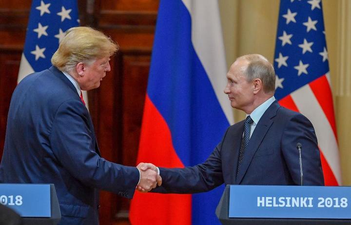 US President Donald Trump (L) and Russia's President Vladimir Putin shake hands before attending a joint press conference after a meeting at the Presidential Palace in Helsinki, on July 16, 2018. - The US and Russian leaders opened an historic summit in Helsinki, with Donald Trump promising an 'extraordinary relationship' and Vladimir Putin saying it was high time to thrash out disputes around the world