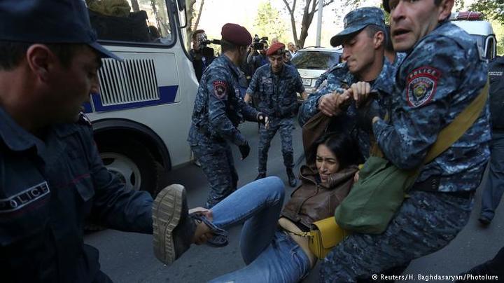Полиция задерживает демонстрантов в Ереване (архив: 19 апреля)