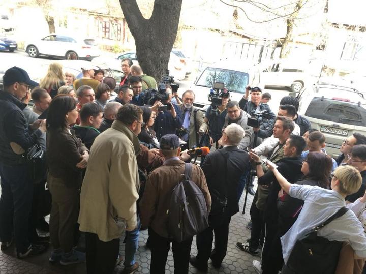 Journalists, others gather around Vadim Boreiko, journalist and regular contributor to Ratel.kz, for comment after the April 5 court hearing against Ratel.kz and chief editor Marat Asipov