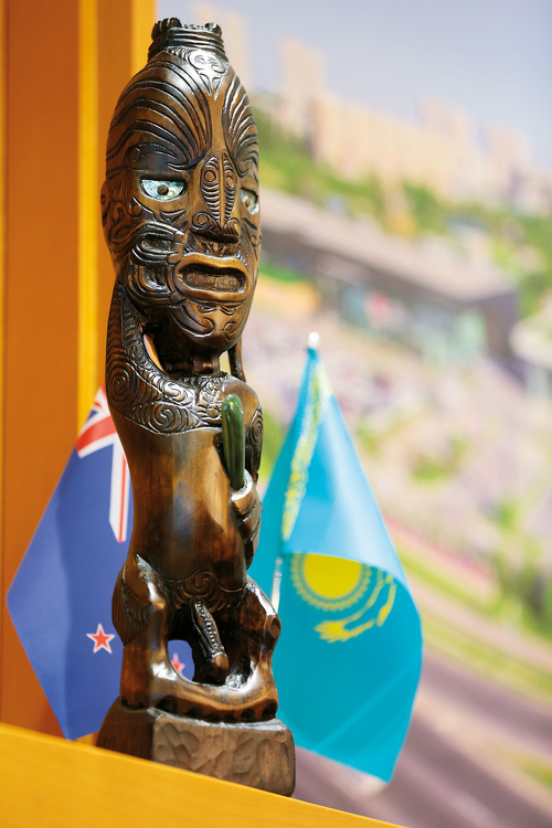 Деревянная статуэтка маори. В 2015 году Смагулов стал почетным консулом Новой Зеландии в Казахстане