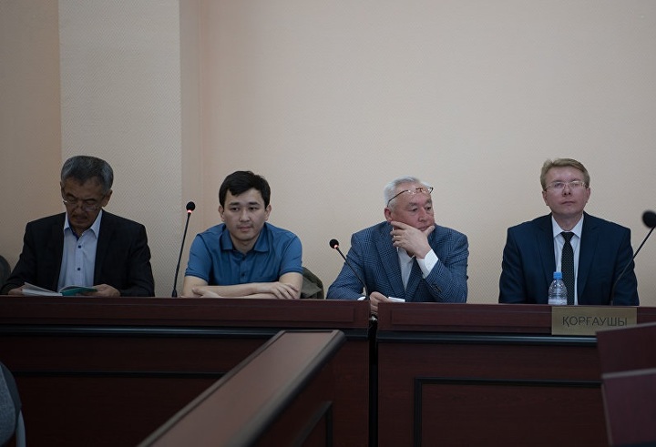 Сейтказы и Асет Матаевы (в центре).