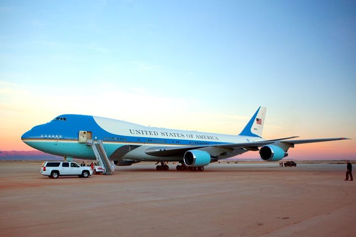Один из двух самолётов Boeing 747-200 VC-25 Air Force One. Один из двух самолётов Boeing 747-200 VC-25 Air Force One.