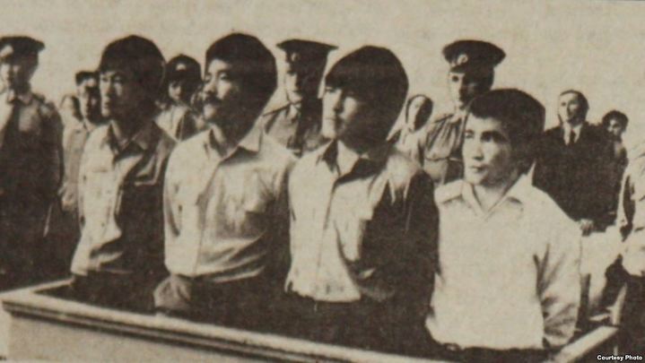 Активисты Декабрьских событий в Алматы - Eртай Копесбаев, Tугельбай Ташенов, Kайрат Рыскулбеков, Kайыргельды Кузембаев - на скамье подсудимых. Алматы, 16 июня 1987 Активисты Декабрьских событий в Алматы - Eртай Копесбаев, Tугельбай Ташенов, Kайрат Рыскулбеков, Kайыргельды Кузембаев - на скамье подсудимых. Алматы, 16 июня 1987
