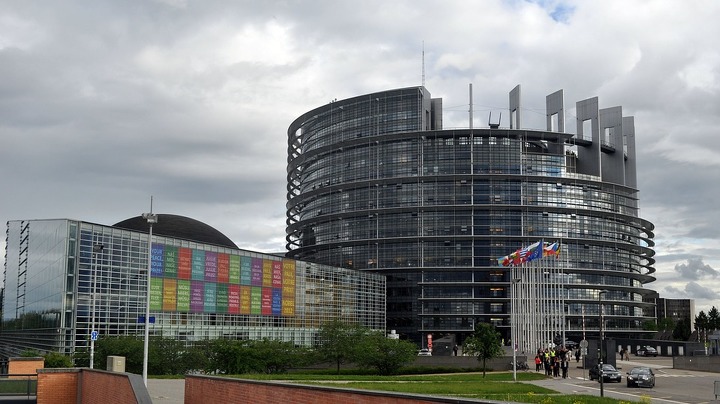 Здание Европарламента в Брюсселе. Здание Европарламента в Брюсселе.