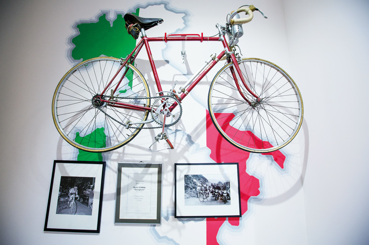 Велосипед Gerbi Corsa «Cavagnero», 1930-е годы. Победитель Giro d’ItaIia. Подарен Смагулову сотрудниками компании на 50-летие Велосипед Gerbi Corsa «Cavagnero», 1930-е годы. Победитель Giro d’ItaIia. Подарен Смагулову сотрудниками компании на 50-летие