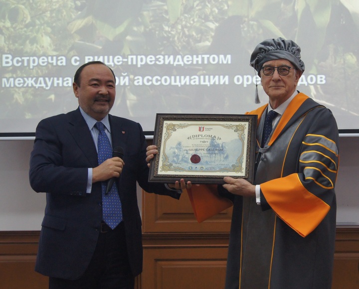 Ректор Caspian University Жолдасбек Нусенов и вице-президент Международной ассоциации ореховодов Джузеппе Калькани Ректор Caspian University Жолдасбек Нусенов и вице-президент Международной ассоциации ореховодов Джузеппе Калькани