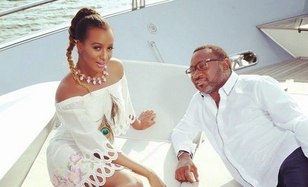 Феми Отедола с дочерью на собственной яхте.