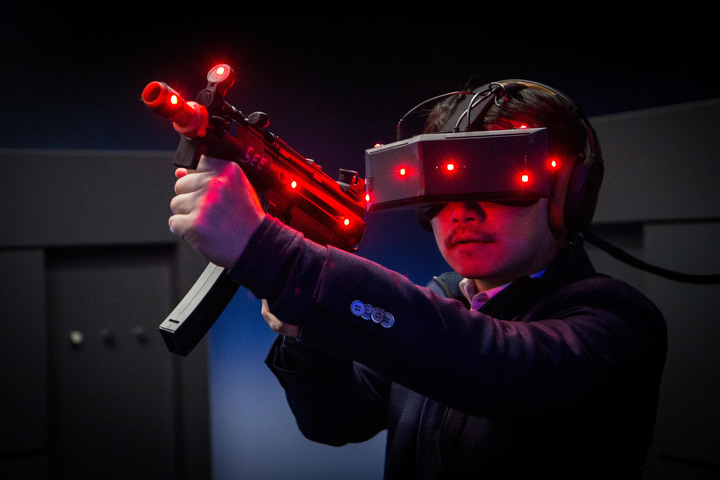Шлем виртуальной реальности StarVR.