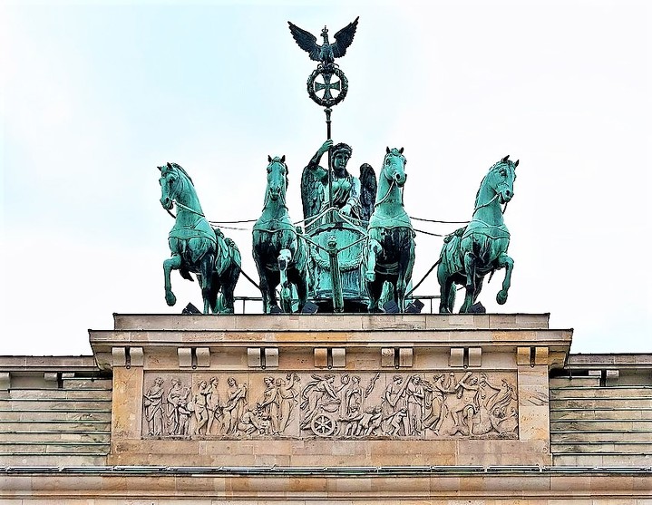 Часть композиции Бранденбургских ворот (Берлин, Германия).