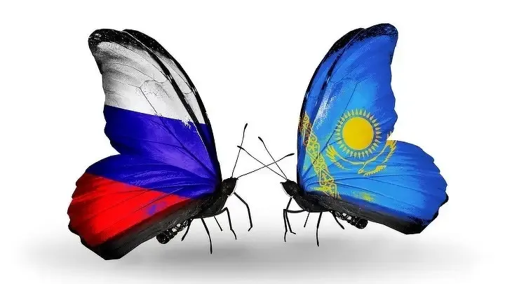 Иногда страх спугнуть бабочек не дает сделать лишний неосторожный шаг Две бабочки с флагами России и Казахстана на крыльях