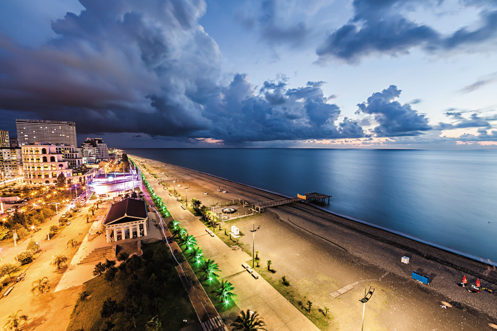 В основе названия Батуми, возможно, лежит сванский корень «бат» – «камень». Первое упоминание о поселении Батус встречается у Аристотеля, это IV век до н. э. Батуми, как и вся прибрежная Аджария, отличается субтропическим климатом, и летний дождь может стать настоящей головной болью: если закапало, ждите водной стены, от которой не спасут ни зонты, ни дождевики. В общем, перед поездкой проверяйте прогноз. Дожди могут идти несколько дней подряд, что способно испортить отдых.