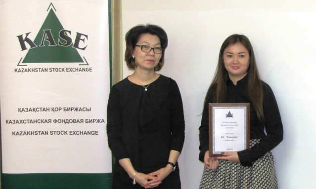 Глава KASE Алина Алдамберген и представитель Казпочты (справа).