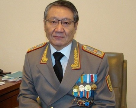 Мен кемпірлерге еркелеймін