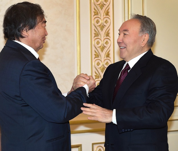 Олжас Сулейменов и Нурсултан Назарбаев.