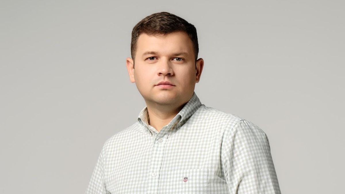 Линар Хуснуллин основатель маркетплейса мужчина в светлой рубашке портрет мужчины