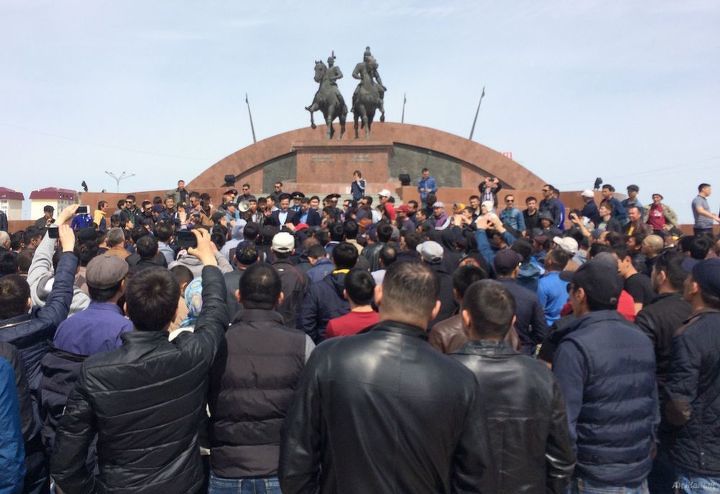 Участники митинга против поправок в Земельный кодекс в Атырау.