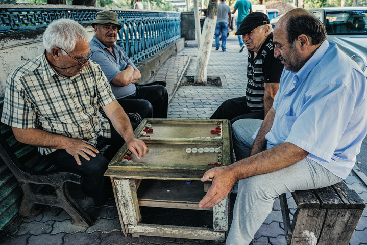 Грузия – древняя страна и имеет много имен. Русский топоним берет свое начало от персо-арабского названия грузин – «гург». Есть предположение, что оно же было переосмыслено европейцами в «Георгию», а популярность святого Георгия этому только поспособствовала. Сами же грузины называют свою страну «Сакартвело». Еще один интересный факт касается грузинской речи: в языке, по сути, нет ударений, они заменяются тональностью. Именно этим объясняется громкая и экспрессивная речь, а не особой эмоциональностью грузин.