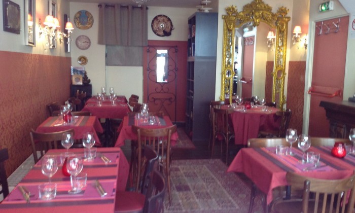 Интерьер ресторана  Chez Mademoiselle в Париже. 